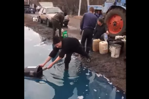 Nietypowe "tankowanie" w Ukrainie - wprost z kałuży!