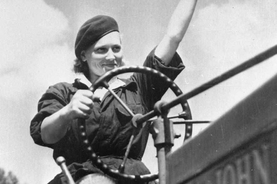 Magdalena Figur na amerykańskim ciągniku John Deere w maju 1949 r. Od tego wszystko się zaczęło, fot. PAP / CAF / Jerzy Baranowski