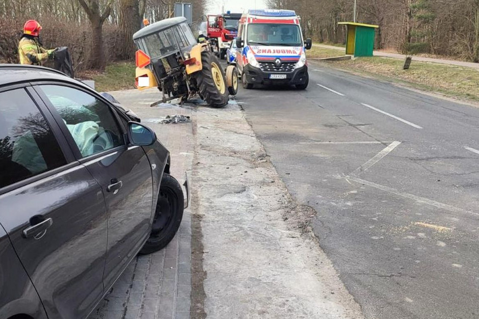 Obydwa pojazdy wskutek kolizji zostały mocno zniszczone, Foto: Policja