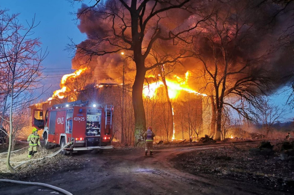 Stodołę wypełnioną słomą gasiło 9 zastępów strażaków, fot. PSP Kluczbork