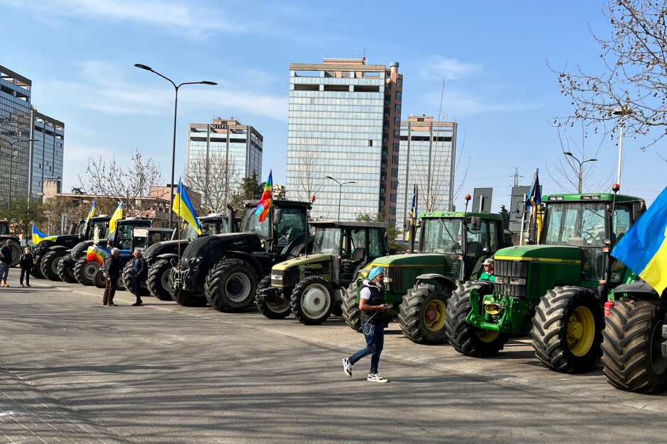 W Mediolanie pojawiło się kilkadziesiąt traktorów wyposażonych w ukraińskie i pacyfistyczne flagi, fot. Yuliya Pyliavska / iulieetta