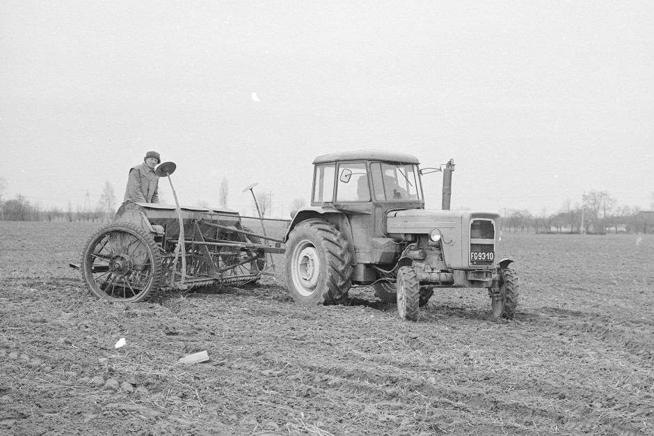 Siew zboża przy pomocy ciągnika Ursus C-360 i siewnika w kwietniu 1978 r. w prywatnym gospodarstwie rolnym koło Białej Rawskiej, fot. Grażyna Rutowska / Narodowe Archiwum Cyfrowe