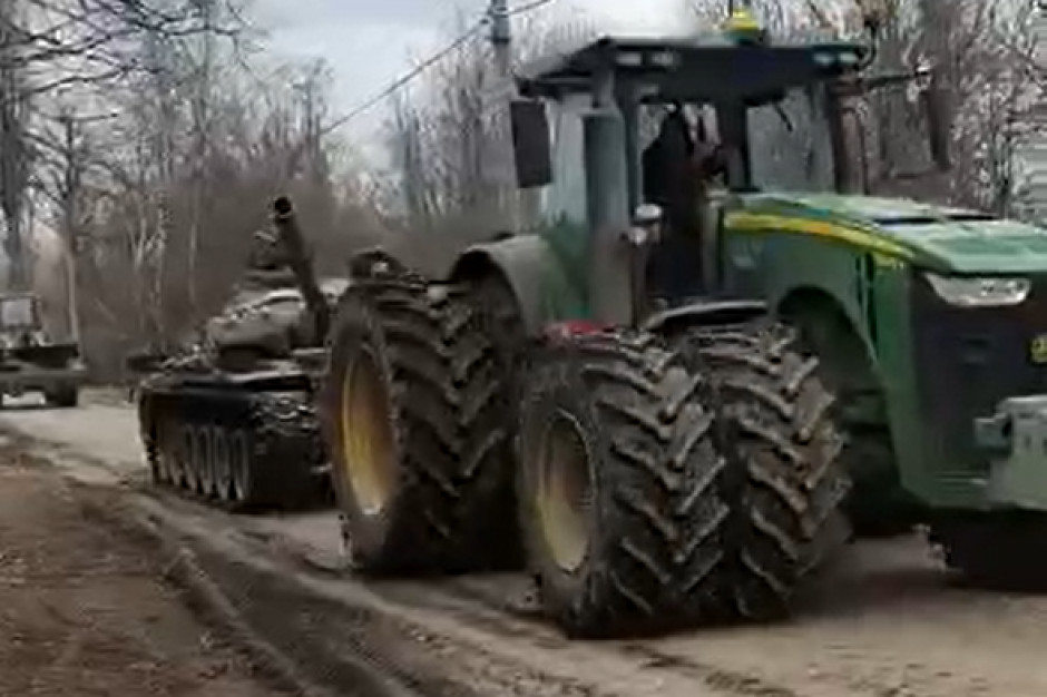 Ukraińskie traktory holują kolejny rosyjski czołg, fot. Telegram