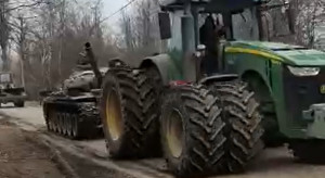 Kolejny rosyjski czołg odholowany przez ukraińskich rolników