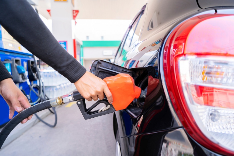 Cena netto paliwa spadła w styczniu o 20 proc. do 3,47 zł/l w porównaniu z 2022 r., fot. Shutterstock