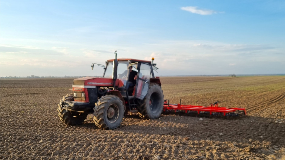 Wiosenne bronowanie pola pod uprawę kukurydzy, Fot. KM
