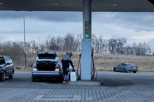 Morawiecki: Gdyby nie obniżki podatków, litr paliwa byłby droższy o 80 groszy