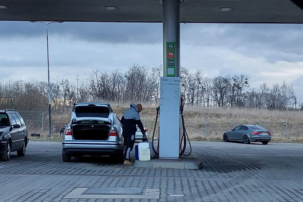 Morawiecki: Gdyby nie obniżki podatków, litr paliwa byłoby droższy o 80 groszy