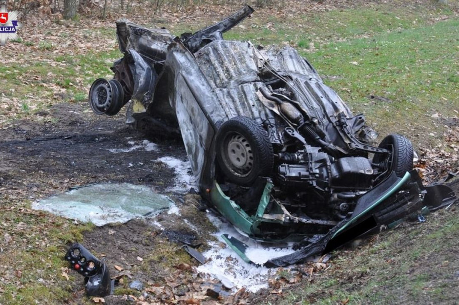 Fiat spłonął po zderzeniu ze scanią, fot. Policja