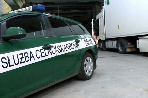 Służba celno-skarbowa zatrzymała podejrzanych o oszustwa podatkowe przy obrocie olejem rzepakowym, Foto: KAS Karuzela podatkowa w obrocie olejem rzepakowym: 6 osób zatrzymanych