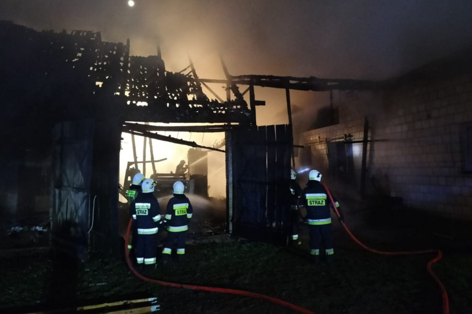 Stodoła i obora spłonęły w nocnym pożarze gospodarstwa w Dołęgach, Foto: PSP Grajewo
