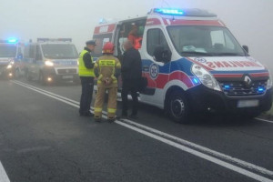 Wielkopolska: Jedna osoba ranna po zderzeniu autobusu i ciągnika na DK92 w Sadach