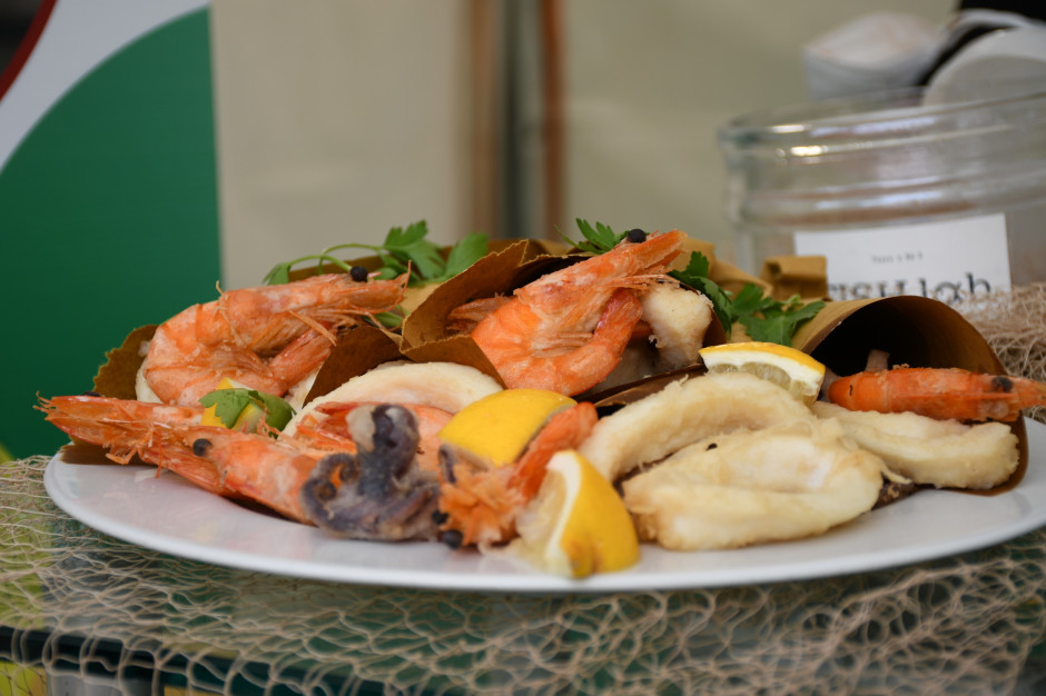 Jeden z rybaków z Genui otworzył foodtruck, w którym serwuje turystom świeże ryby i owoce morza. Pomysł został doceniony w kategorii kulinarnej, fot. HJ