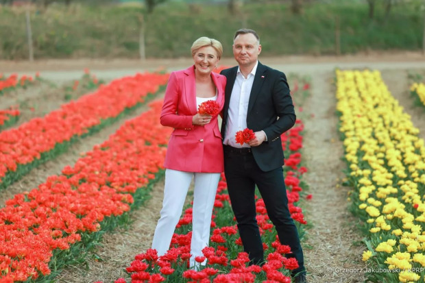 Para prezydencka na plantacji tulipanów, fot. G. Jakubowski/KPRP Para prezydencka wzięła udział w uroczystości nadania nowej odmianie tulipana nazwy Agata Kornhauser-Duda