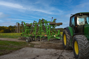 Większość maszyn wykorzystywanych w gospodarstwie jest użytkowana wspólnie z innymi rolnikami, dzięki czemu można obniżyć koszty mechanizacji i jednocześnie pracować nowoczesnymi maszynami. Na zdjęciu Duro-France Compil