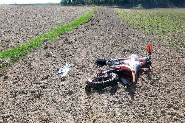 Nieodpowiedzialni amatorzy motocrossu zniszczyli zasiewy zbóż, Foto: Policja Policjanci zatrzymali motocrossowców – niszczyli obsiane pola