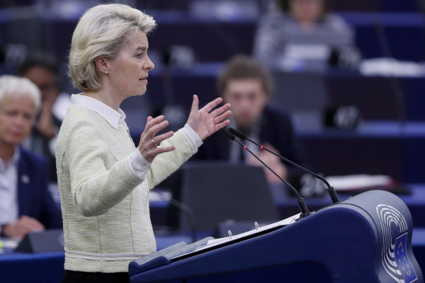 Ursula pod der Leyen proponuje całkowity zakaz importu rosyjskiej ropy, fot. PAP/EPA/JULIEN WARNAND Von der Leyen: Proponujemy całkowity zakaz importu rosyjskiej ropy