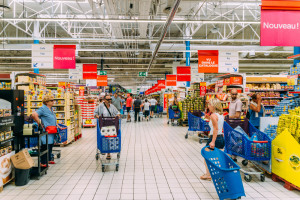 We francuskich supermarketach brakuje części towarów. Powodem m.in. wojna i grypa ptaków