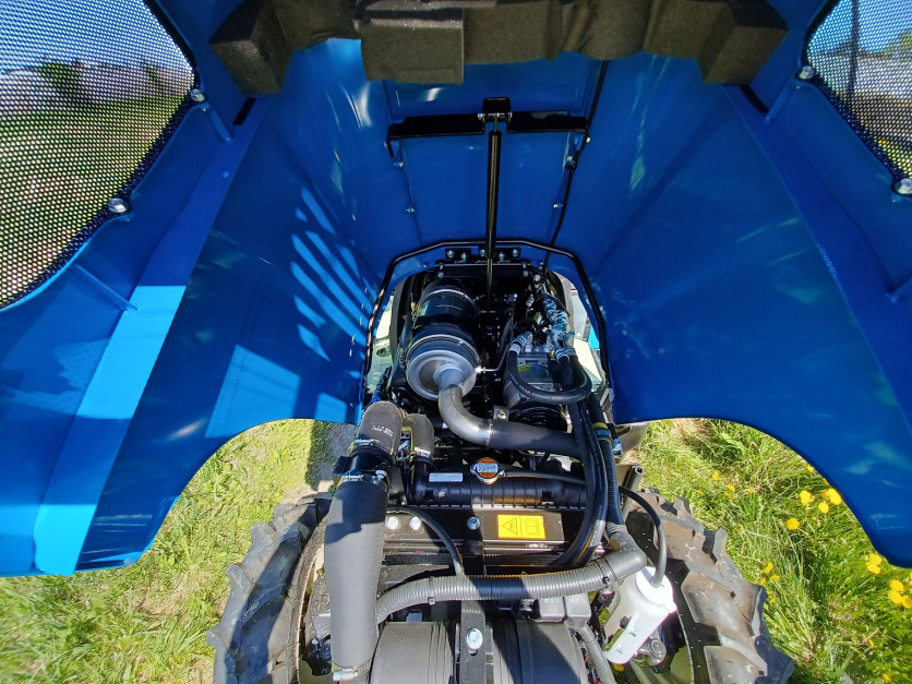 Pod metalową, ciężką maską skrywa się trzycylindrowy silnik L3CRV-T4 spełniający normę Stage V o mocy 40 KM, fot. K.Pawłowski