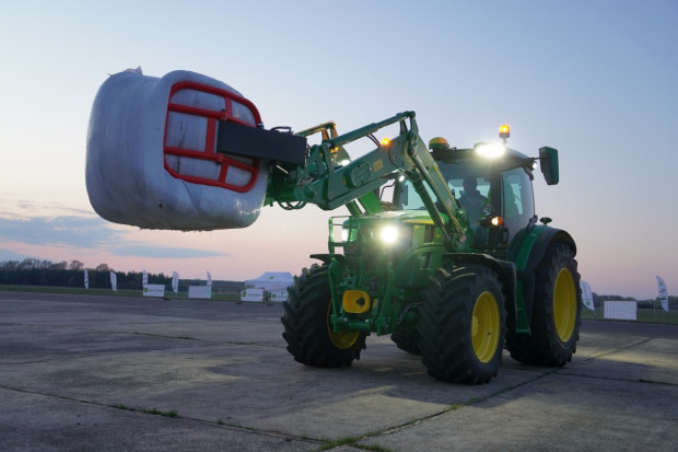 Aż trudno uwierzyć ile funkcji może mieć ładowacz czołowy John Deere 643R, fot.KP "Tur" z komputerem, czyli co potrafi John Deere 6R z ładowaczem 643R?