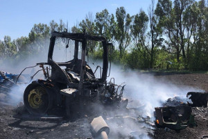 Rosyjscy okupanci ostrzelali traktor pracujący w polu