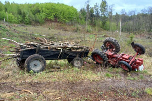 Traktorzysta zwoził drewno - przygniótł go własny pojazd
