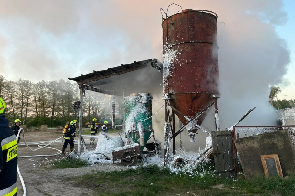 W ogniu stanęły m.in. silosy i sprzet rolniczy, Foto: OSP Przemęt