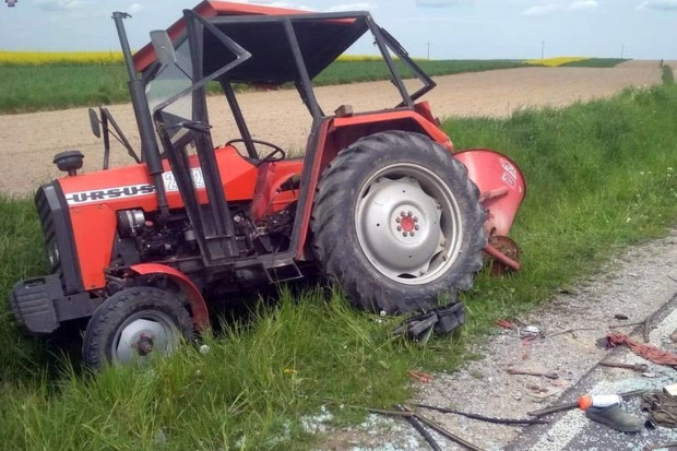 Pijany kierowca najechał na ciągnik - pasażerka samochodu zginęła, traktorzysta w szpitalu