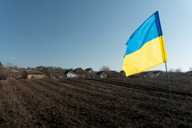 Ukraina: Rolnicy z obwodu odeskiego pracują na polach pełnych rosyjskich pocisków i niewybuchów