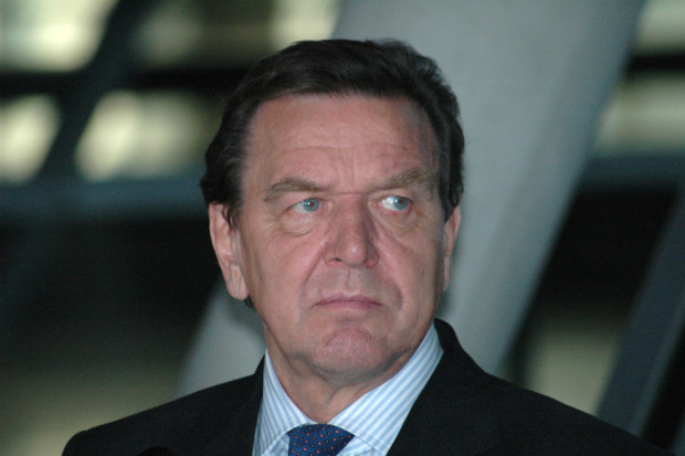 Gerhard Schroeder, polityk SPD, oskarżany o bliskie związki z Rosją, nie wypowiedział się jeszcze oficjalnie w sprawie nominacji do rady nadzorczej Gazpromu, fot. ﹏﹏﹏﹏﹏ / Shutterstock.com Gazprom nominował ekskanclerza Schroedera do rady nadzorczej