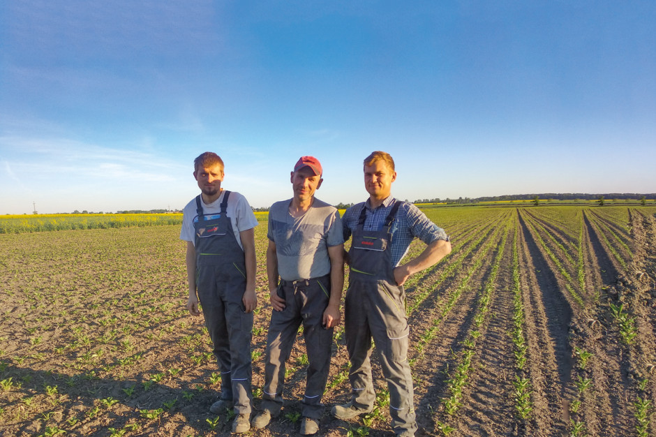 Rolnictwo na Kujawach stoi na naprawdę wysokim poziomie. Po części to zasługa dość dobrych gleb, lecz także samych rolników. Od lewej stoją: Jakub, Aleksander, Mateusz Pietrasowie