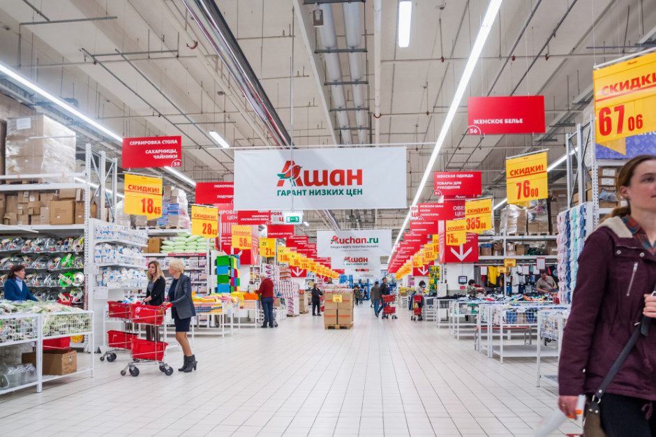 Auchan nie chce opuścić Rosji, tłumaczy to względami biznesowymi, fot. Aleoks/Shutterstock