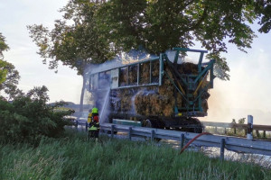 Traktorzysta jechał z płonącą przyczepą – paliły się bele słomy