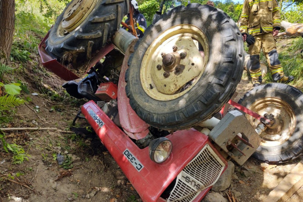 Ciężko ranny traktorzysta przygnieciony przez pojazd