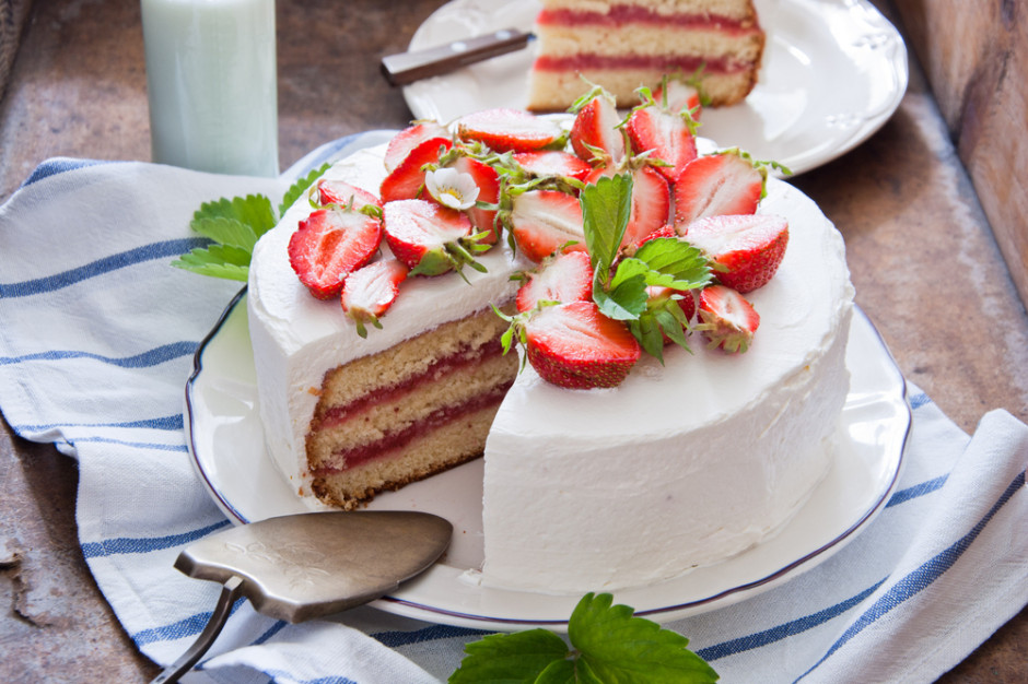 Bazę smaczego tortu zawsze stanowi dobry biszkopt przygotowany według kilku żelaznych zasad (fot. Shutterstock)