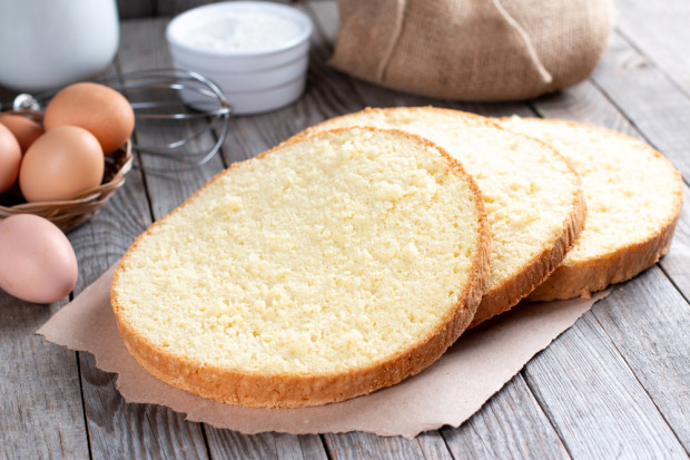Dobry biszkopt to połączenie jajek, cukru i mąki (pszennej i ziemniaczanej)  w odpowiednich proporcjach (fot. Shutterstock)