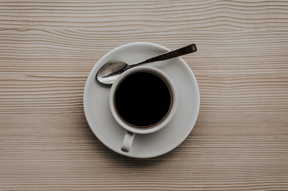 Według opinii Europejskiego Urzędu ds. Bezpieczeństwa Żywności (EFSA) dzienne spożycie kofeiny na poziomie ok. 400 mg, czyli mniej więcej od 3 do 5 filiżanek kawy, jest bezpieczne dla zdrowia (fot. Pexels/Rodolfo Quirós)