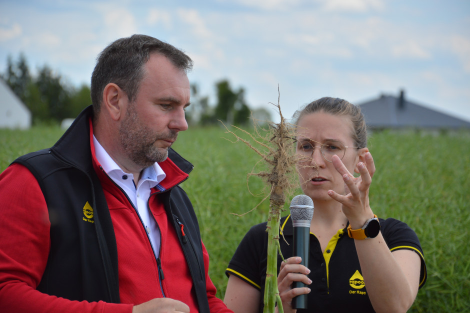 Artur Kozera Rapool Polska i Jeanne  Geißler Rapool Ring GmbH objaśniali na poletkach tajniki nowych odmian. Fot. M.Wołosowicz