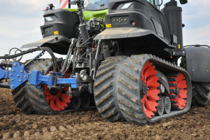 Nowe szerokości gąsienic dla dużych ciągników Axion Terra Trac firmy Claas