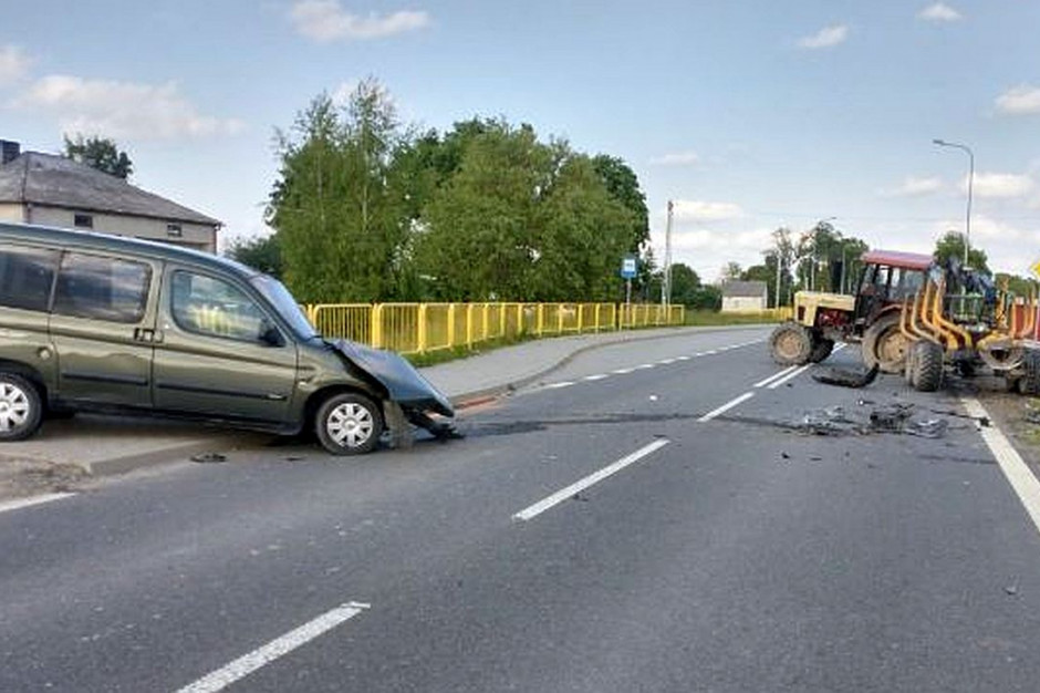 Kierowca citroena doznał w wypadku poważnych obrażeń, Foto: Policja