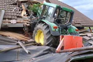 Jedenastolatka wjechała traktorem na dach domu