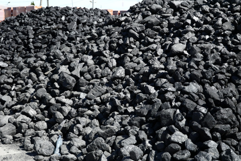Przedsiębiorcy, sprzedający gospodarstwom domowym węgiel w maksymalnej cenie 996,60 zł za tonę (do trzech ton na jednego odbiorcę), mieli otrzymywać do 1073,13 zł rekompensaty, fot. Shutterstock
