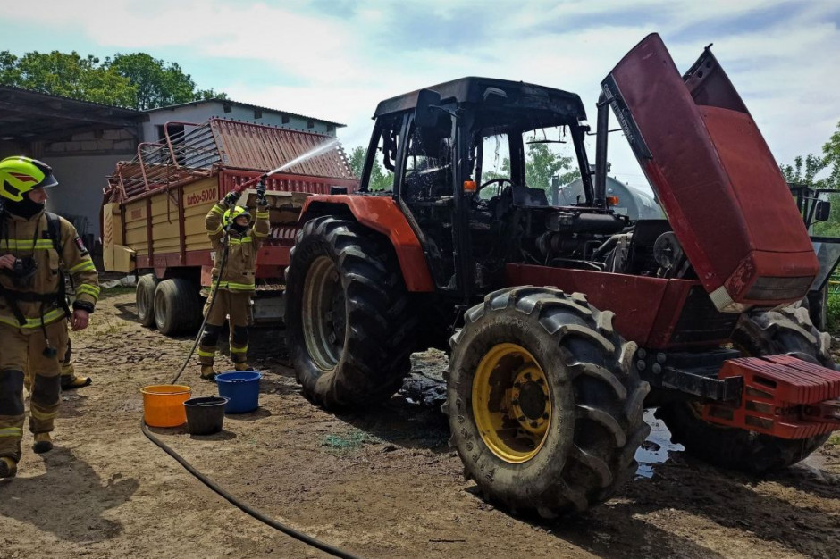 Rolnikom i strażakom udało wspólnie ugasić maszynę, Foto: OSP w Tuchomiu