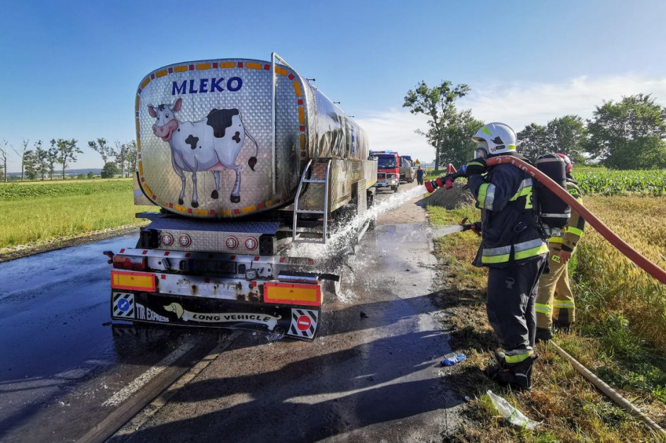 W trakcie jazdy zapaliło się koło autocysterny z mlekiem, Foto: OSP Cisowa
