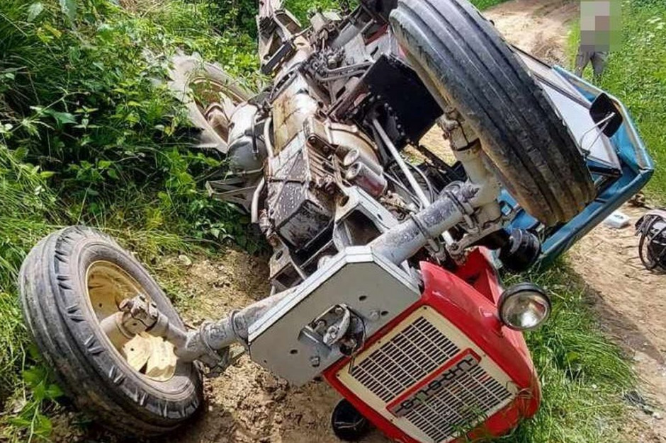 Przewrócony traktor przygniótł kierującego, Foto: Policja