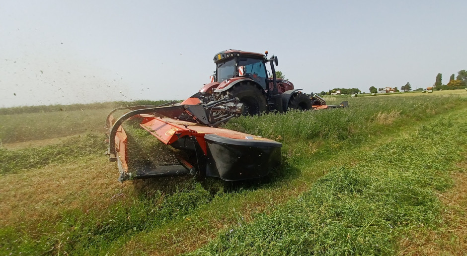 Zestaw wyposażony w dwa zestawy koszące 3,2 m, każdy z 8 trójkątnymi dyskami Vicon, może być obsługiwany przez ciągniki o mocy od 180 KM, fot. K.Pawlowski