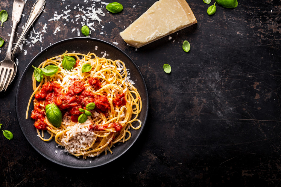Spaghetti z dużą ilością świeżych pomidorów, olejem rzepakowym i winem to doskonała propozycja na szybki letni obiad (fot. Shutterstock)