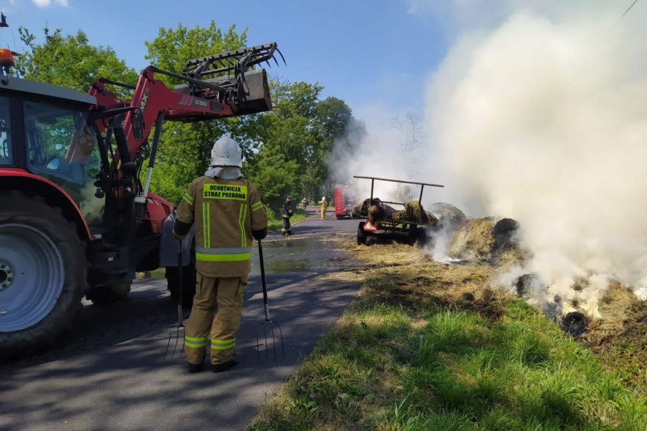 12 bel siana stanęło w ogniu w trakcie transportu z pola do gospodarstwa, Foto: OSP Kazimierz