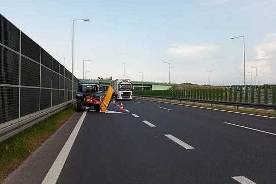 Ciągnik z kosiarką wjechał na autostrade pod prąd, Foto: Policja
