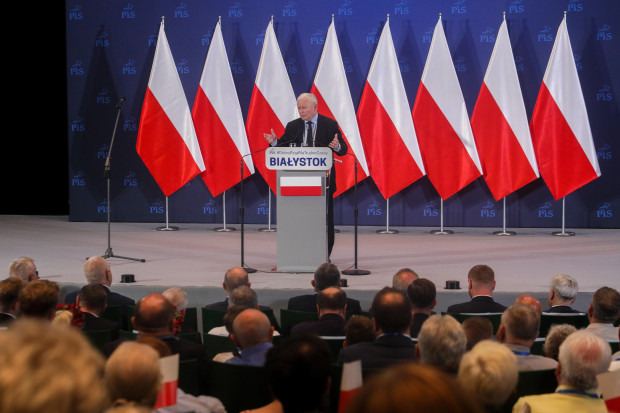 Jarosław Kaczyński na spotkaniu z mieszkańcami Białegostoku. PAP/Artur Reszko Kaczyński: na wsi dochód rozporządzalny na mieszkańca bardzo zbliżył się do przeciętnego dochodu w mieście